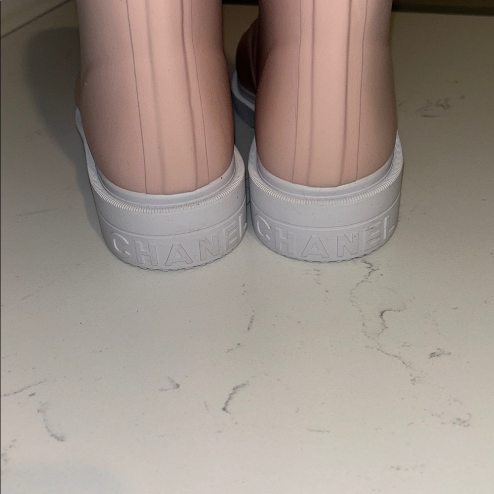 Chanel Women's 26C rose pink Two-Tone Slip-On rain boots - Picture 5 of 6